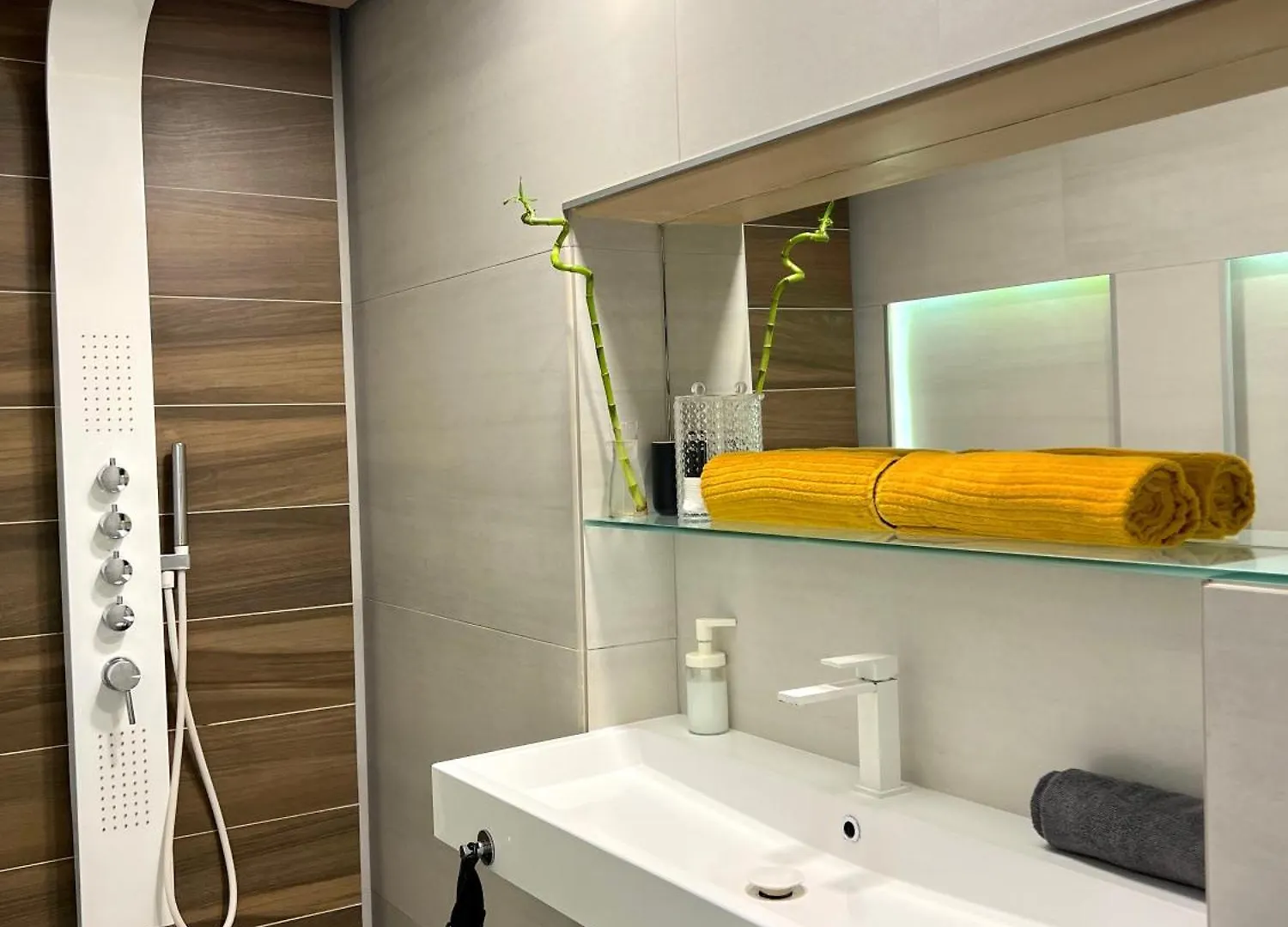 Small Home Budapest Drava contacts